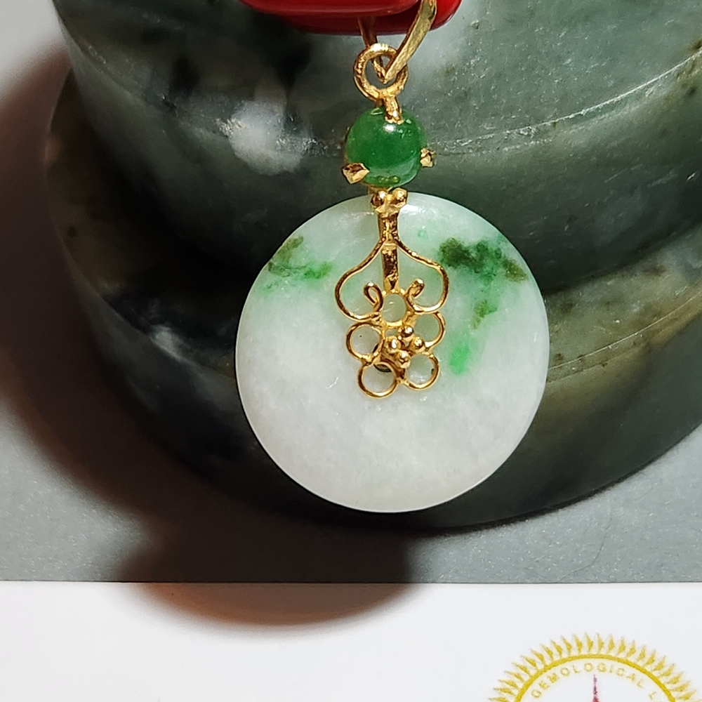 Elegant Green and Gold Pendant Necklace